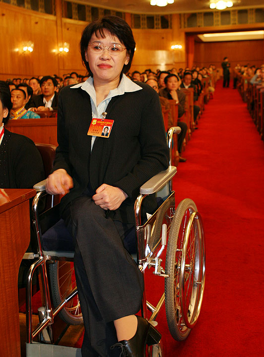 张海迪光环下的真实人生